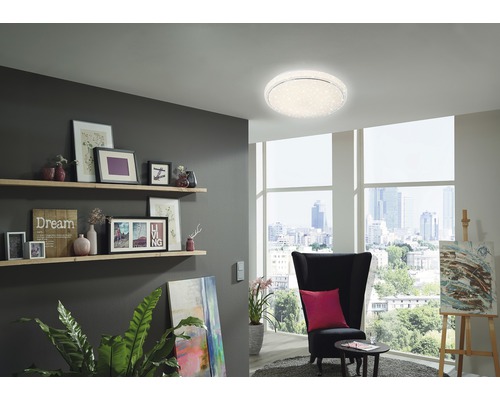 LED stropné svietidlo Briloner 24 W 1920 lm 3000-6000 K biele s diaľkovým ovládaním Obývacia izba so stropným svietidlom a policami