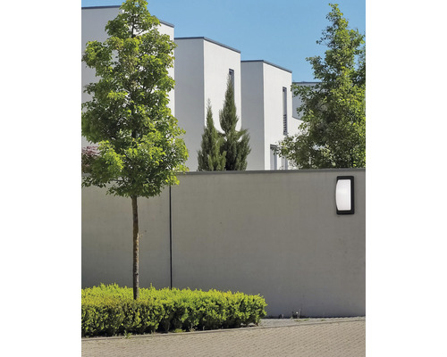 Vonkajšie nástenné svietidlo na betónovej stene v záhrade