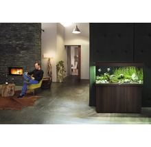 Obývacia izba s krbom, kreslom a akváriom