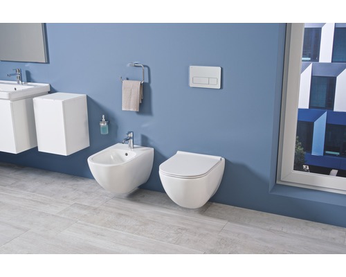 Moderná kúpeľňa s bidetom, závesným WC a umývadlom