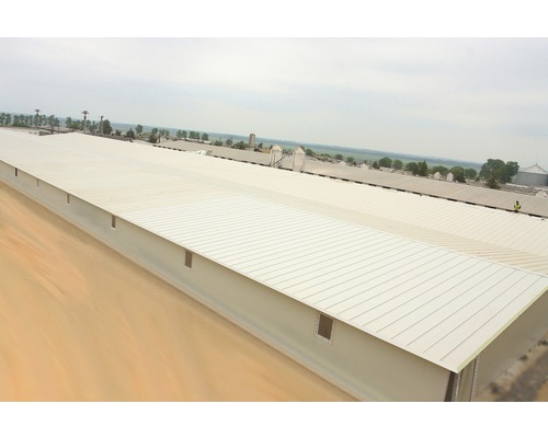 Pohľad na dlhú, nízku skladovaciu budovu s kovovou strechou