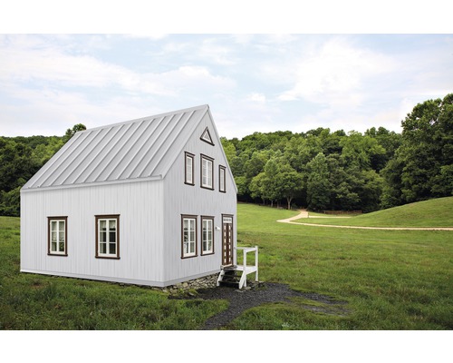 Malý dom s sedlovou strechou na zelenej lúke