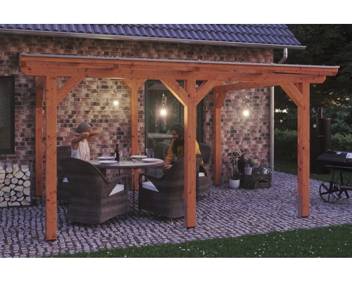 Zastrešenie terasy SKAN HOLZ Siena 434x300 cm, svetlý dub lepené lamelové drevo Drevený altánok s ľuďmi v záhrade