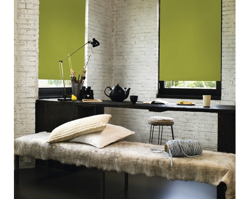 Obývacia izba s roletami, stolom a lavicou