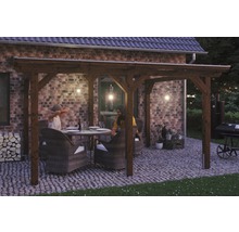 Drevená pergola so sedením na dláždenej terase pred tehlovým domom
