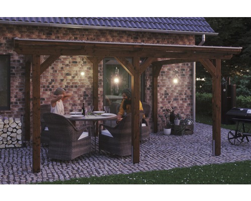 Zastrešenie terasy SKAN HOLZ Siena 434x400 cm, lepené lamelové drevo orechové Drevená pergola so sedením na dláždenej terase pred tehlovým domom