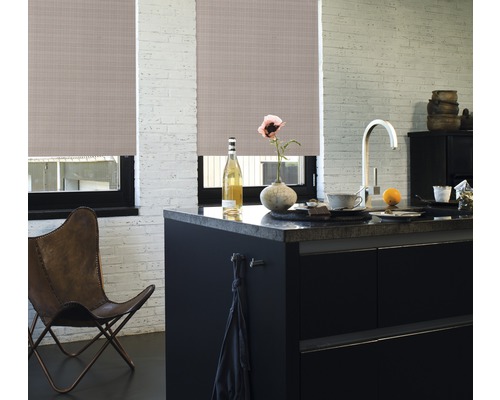 Interiér s okennými roletami, kuchynským pultom a posedením