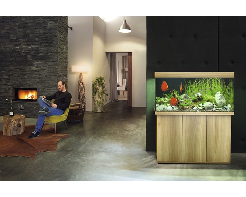 Obývacia izba s akváriom, krbom a sediacim mužom