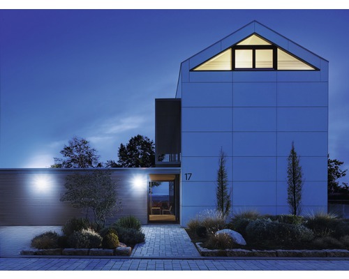 Moderný dom s osvetlením fasády a dláždenou cestou