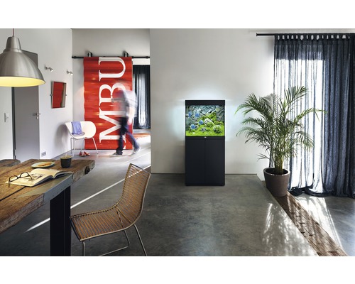 Obývacia izba s akváriom vrátane skrinky, jedálenského stola a stoličiek