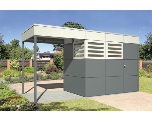 Záhradný domček s verandou v záhrade