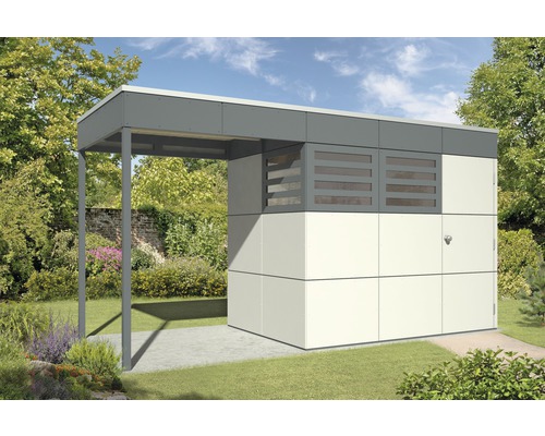 Záhradný domček so strechou v záhrade