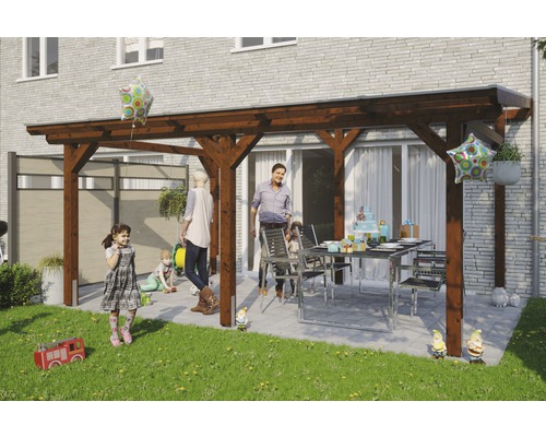 Zastrešenie terasy SKAN HOLZ Siena 541x250 cm, orechové lepené lamelové drevo Drevená terasa s rodinou a narodeninovou výzdobou v záhrade