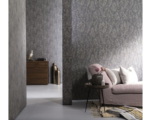 Interiér s rôznymi vzormi tapiet, komoda a dekorácie