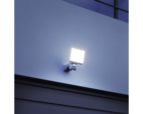 Štvorcový LED reflektor na montáž na stenu