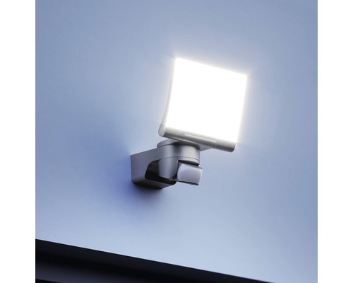 Štvorcové vonkajšie svetlo s pohybovým senzorom na stene