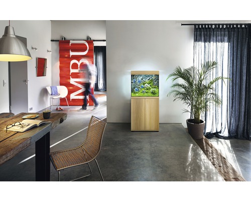 Obývacia izba s akváriom na skrinke, jedálenským stolom a dekoráciou