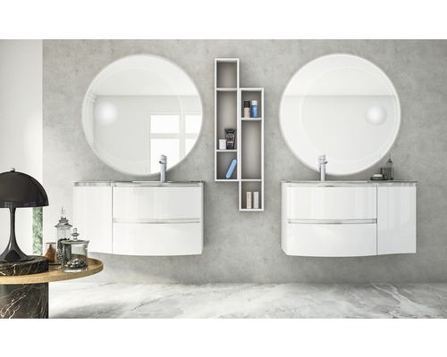 Svetlá kúpeľňa s dvoma skrinkami pod umývadlo, okrúhlymi zrkadlami a otvorenou policou