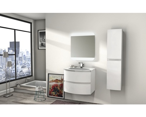 Kúpeľňová scéna s umývadlovou skrinkou, zrkadlom a vysokou skriňou v jasnom a modernom dizajne.