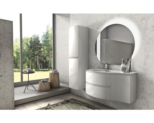 Svetlá kúpeľňa s umývadlom, zrkadlovou skrinkou a oknom