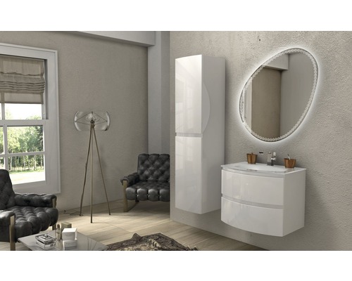 Moderná kúpeľňa s umývadlovou skrinkou, zrkadlovou skrinkou a vysokou skrinkou