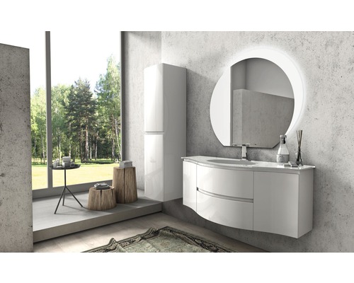 Moderná kúpeľňa s umývadlom, zrkadlom, skrinkou a dekoráciou