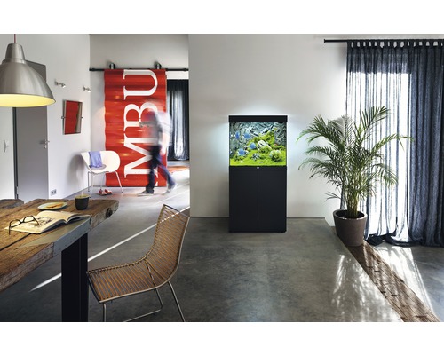 Obývacia izba s akváriom na skrinke, jedálenským stolom a stoličkami