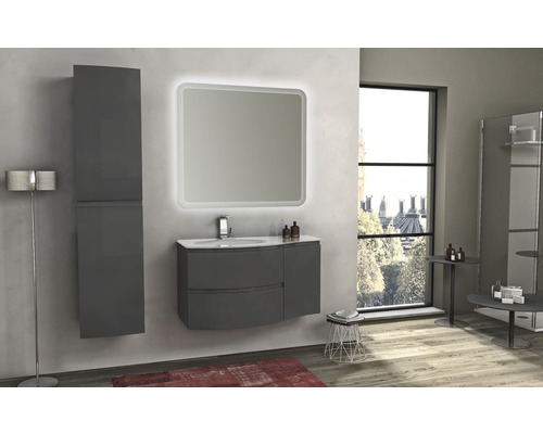 Moderná kúpeľňa s umývadlovou skrinkou, zrkadlovou skrinkou a vysokou skrinkou pre štýlové prostredie