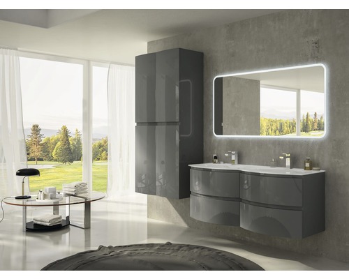 Svetlá kúpeľňa s dvojitým umývadlom, zrkadlová skrinka s osvetlením a vysoká skrinka