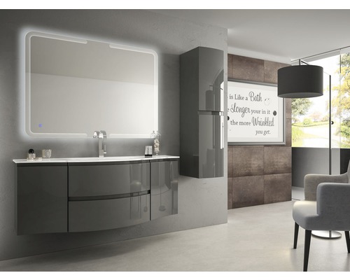 Moderná kúpeľňa s umývadlovou skrinkou, zrkadlom s osvetlením a vysokou skrinkou