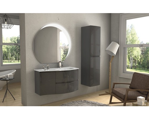 Moderná kúpeľňa s umývadlovou skrinkou, zrkadlovou skrinkou a vysokou skrinkou