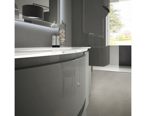 Kúpeľňa s umývadlom, zrkadlom a sprchou v modernom dizajne.