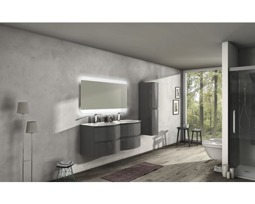 Moderná kúpeľňa s umývadlom, zrkadlom s osvetlením, vysokou skriňou a oknom s výhľadom do lesa