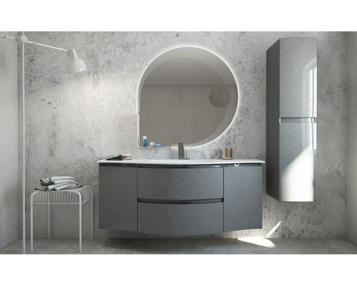 Moderná kúpeľňa so sivou skrinkou pod umývadlo, zrkadlovou skrinkou a LED zrkadlom