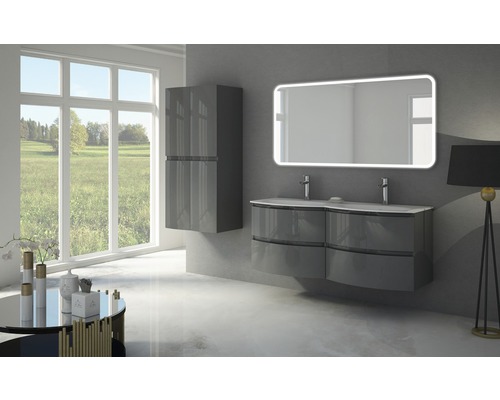 Moderná kúpeľňa s umývadlom, zrkadlovou skrinkou a LED zrkadlom