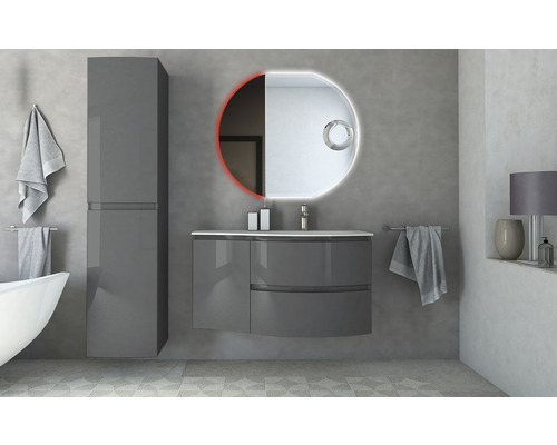 Moderná kúpeľňa s umývadlom, zrkadlom a vysokou skriňou