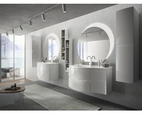 Svetlá kúpeľňa s umývadlami, okrúhlymi zrkadlami s osvetlením a policami