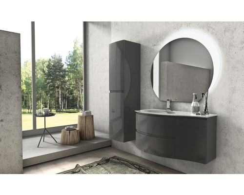 Moderná kúpeľňa s umývadlom, zrkadlovou skrinkou a vysokou skriňou pred oknom s výhľadom do prírody.