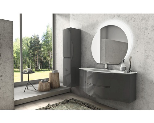 Moderná kúpeľňa s umývadlom, zrkadlovou skrinkou a stĺpovou skrinkou pre štýlový vzhľad