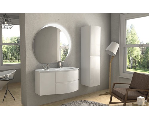 Moderná kúpeľňa s umývadlovou skrinkou, zrkadlovou skrinkou a vysokou skrinkou.