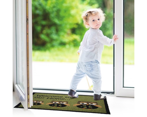 Rohožka so vzorom sov a dieťa pred dverami