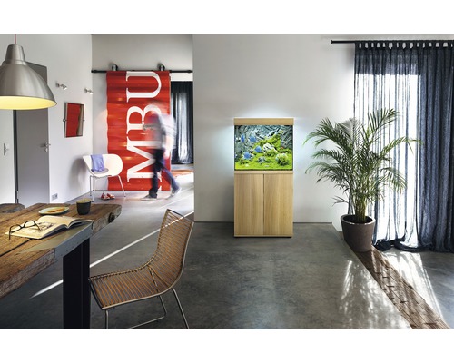 Obývacia izba s akváriom na skrinke, jedálenským stolom a stoličkou