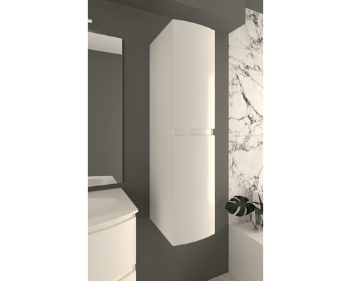 Kúpeľňa s vysokou skrinkou a skrinkou pod umývadlo