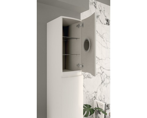 Kúpeľňová skrinka s otvorenými policami a okrúhlym otvorom na úchytku