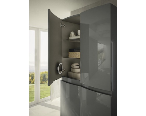 Lesklá kúpeľňová skrinka s policami a otvorenými dverami