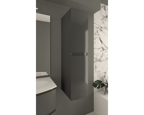 Moderná kúpeľňa s vysokou závesnou skrinkou na skladovanie