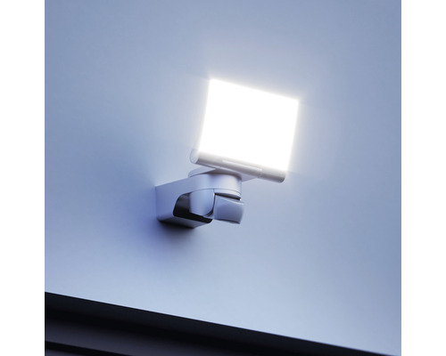 Nástenné svietidlo so snímačom pohybu na stene