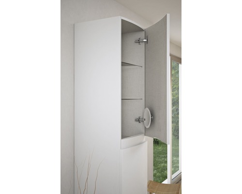 Biela kúpeľňová skrinka s otvorenými policami a dekoráciou v tvare vetvy