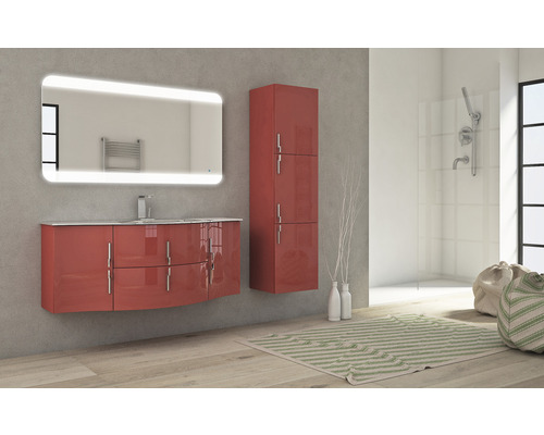 Moderná kúpeľňa s umývadlom, zrkadlovou skrinkou a vysokou skrinkou