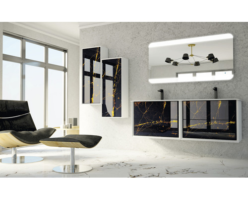 Moderná kúpeľňa s umývadlovou skrinkou, zrkadlovou skrinkou a kreslom